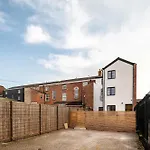 6-bedroom, 6-bathroom Contractor *