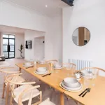 Prázdninový dům 6-bedroom, 6-bathroom Contractor
