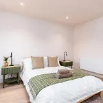 6-bedroom, 6-bathroom Contractor Prázdninový dům *