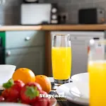 3-bedroom House W Free Parking Near Man… - 20042 *