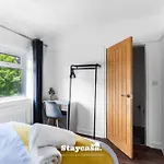 3-bedroom House W Free Parking, Near Man Airport! Prázdninový dům Manchester