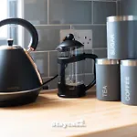 3-bedroom House W Free Parking Near Man… - 20042 Дом отдыха *