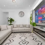 Sluxe 4mins To Etihad Stadium And Coop Live *