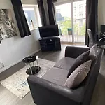 Stylish Spacious 2 Bed Balcony Nr Stadium