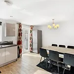 Spacious 4-bed Near Links