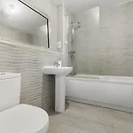 Spacious 4-bed Near Links Manchester