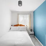 Nyaraló Spacious 4-bed Near Links *