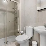 Nyaraló Spacious 4-bed Near Links Manchester