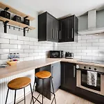Modern 2 Bedroom House With Parking Tatil Evi