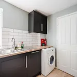 Tatil Evi Modern 2 Bedroom House With Parking Manchester