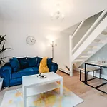 Modern 2 Bedroom House With Parking Manchester