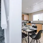 Spacious 2-Bed Home 5Mins To Co-Op Live & Etihad Campus W Free Parking