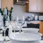 Spacious 2-Bed Home 5Mins To Co-Op Live & Etihad Campus W Free Parking 펜션