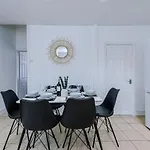 Spacious 2-Bed Home 5Mins To Co-Op Live & Etihad Campus W Free Parking