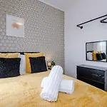 Spacious 2-Bed Home 5Mins To Co-Op Live & Etihad Campus W Free Parking