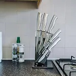 Spacious 2-Bed Home 5Mins To Co-Op Live & Etihad Campus W Free Parking *