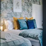 Spacious 2-Bed Home 5Mins To Co-Op Live & Etihad Campus W Free Parking 펜션 맨체스터