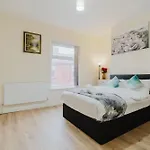 Stylish 3 Bedroom House Sleep Up To 6 - Free Parking