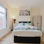 アパート Stylish 3 Bedroom House Sleep Up To 6 - Free Parking マンチェスター