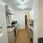 Contractor Stays, Fast Wifi, Free Parking, Work *