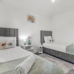 New Large Townhouse 3 Bedrooms 4 Beds And Parking Manchester