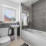 New Large Townhouse 3 Bedrooms 4 Beds And Parking Manchester