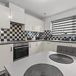 New Large Townhouse 3 Bedrooms 4 Beds And Parking *