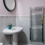 Gem With Stylish 2br Retreat And Free Carpark Manchester
