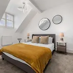 5 Bed Didsbury Garden Free Parking Holiday home *
