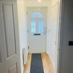 度假居 Stylish 3 Bed With Garden & Free Parking *