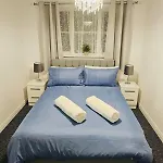 Stylish 3 Bed With Garden & Free Parking 度假居