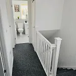 Stylish 3 Bed With Garden & Free Parking