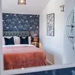 Prázdninový dům Stunning House By Purestay - 8 Beds With Free Parking *