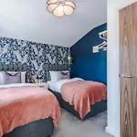 Stunning House By Purestay - 8 Beds With Free Parking Prázdninový dům *