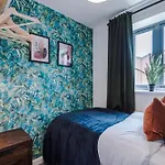 Prázdninový dům Stunning House By Purestay - 8 Beds With Free Parking