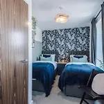 Stunning House By Purestay - 8 Beds With Free Parking *