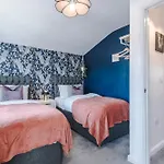 Stunning House By Purestay - 8 Beds With Free Parking