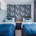 Stunning House By Purestay - 8 Beds With Free Parking Prázdninový dům Manchester