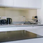 Stunning House By Purestay - 8 Beds With Free Parking *