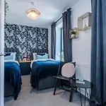 Stunning House By Purestay - 8 Beds With Free Parking Manchester