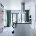 Stunning House By Purestay - 8 Beds With Free Parking