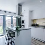 Stunning House By Purestay - 8 Beds With Free Parking *