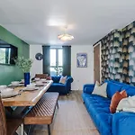 Stunning House By Purestay - 8 Beds With Free Parking Prázdninový dům *