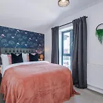 Stunning House By Purestay - 8 Beds With Free Parking *