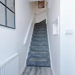 Stunning House By Purestay - 8 Beds With Free Parking *