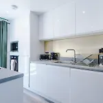 Stunning House By Purestay - 8 Beds With Free Parking Manchester