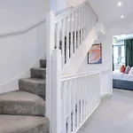 Stunning House By Purestay - 8 Beds With Free Parking *