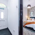 Large 4br House, Sleeps 8, Parking, Full Kitchen, Ideal For Groups, Family, Contractors Tatil Evi Manchester