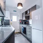 Large 4br House, Sleeps 8, Parking, Full Kitchen, Ideal For Groups, Family, Contractors Tatil Evi