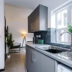 Large 4br House, Sleeps 8, Parking, Full Kitchen, Ideal For Groups, Family, Contractors Tatil Evi